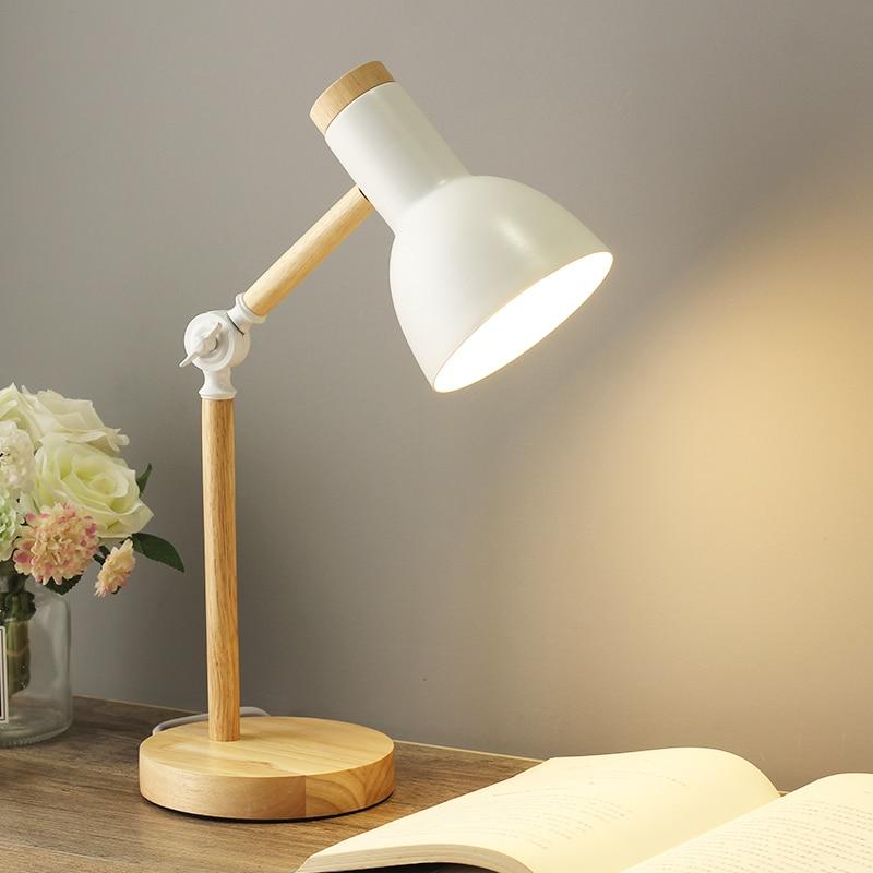 Scandinavische houten tafellamp met minimalistisch design, kleurrijke metalen kap, verstelbaar voor optimale verlichting.