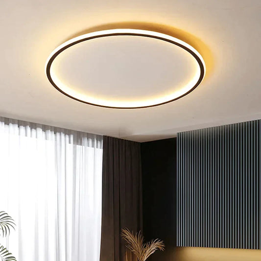 "Scandinavische ronde LED plafondlamp met minimalistisch ontwerp, metalen behuizing, glazen kap, past in modern interieur."