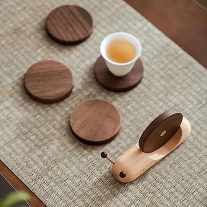 "Scandinavische walnoot onderzetters minimalistisch design, tijdloos walnoothout, duurzaam en beschermend voor meubels"