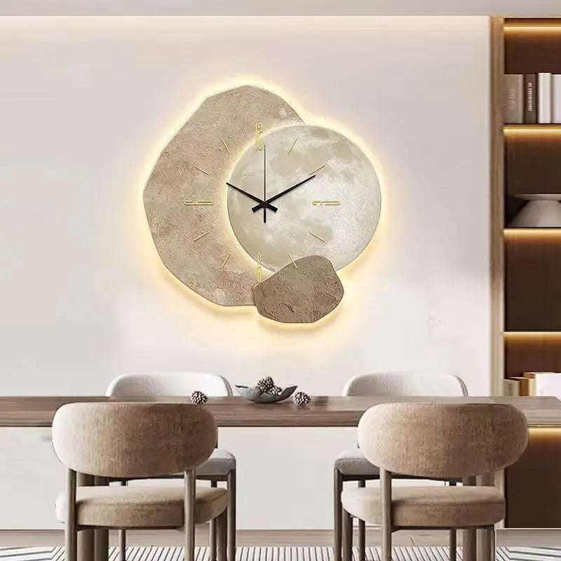 Scandinavische wandklok met geïntegreerde LED-verlichting. Modern design voor woonkamer en kantoor.