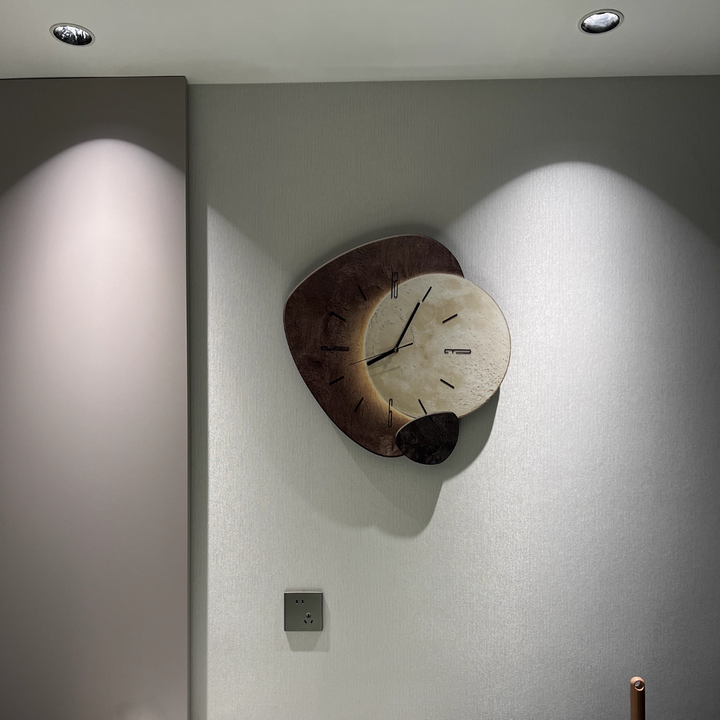 Functionele wandklok en sfeerverlichting in één. Minimalistisch design voor hedendaagse interieurs.