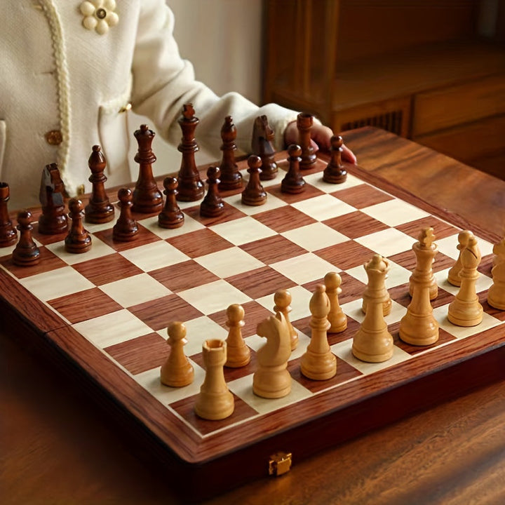 Close-up van het klassieke houten schaakspel met gedetailleerde schaakstukken. Massiefhout voor denksport liefhebbers.