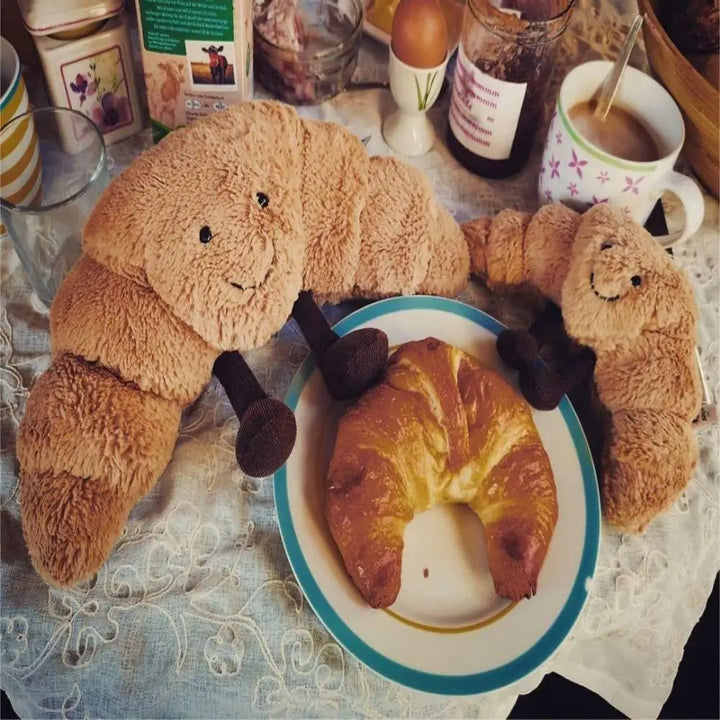 Gezellige lachende croissant knuffel, zacht en veilig pluche speelgoed voor baby's en peuters, leuk decoratiestuk.