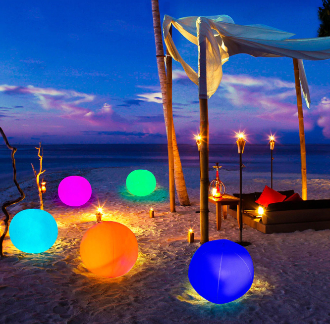 Grote lichtgevende strandbal met LED verlichting, ideaal voor zomerse feestjes. Leuk zwembadspeelgoed voor kinderen en volwassenen.