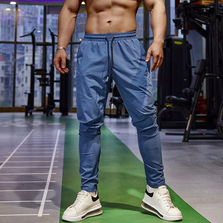 Duurzame heren sportbroek joggers, ademend polyester/spandex. Perfect voor training, met sneldrogende eigenschappen.