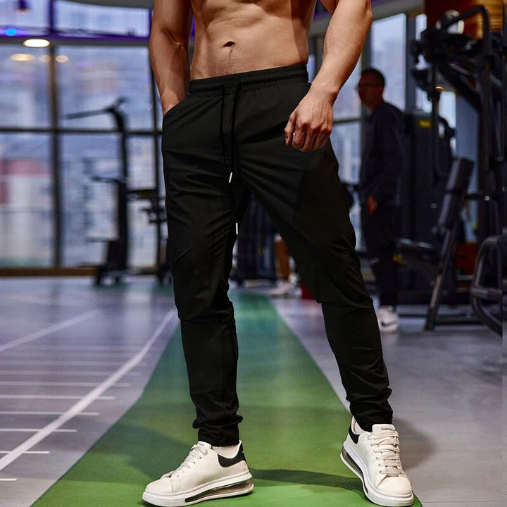 Ademende heren broek joggers voor fitness & sport. Lichtgewicht sneldrogende stof zorgt voor maximaal comfort.