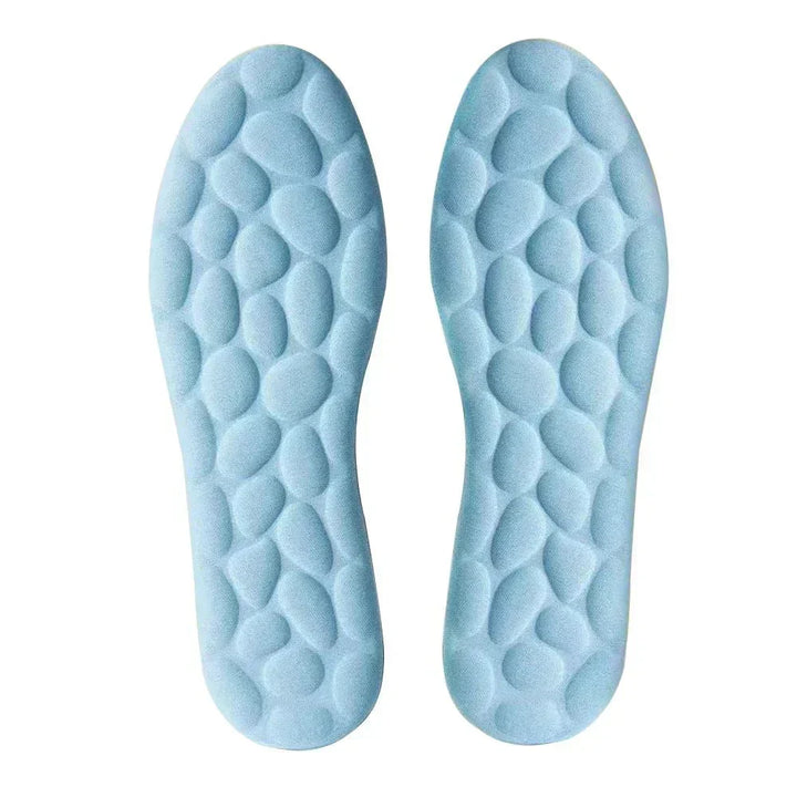 Zelfverwarmende inlegzolen discreet geplaatst in een schoen, voor ultieme winterwarmte en comfort.