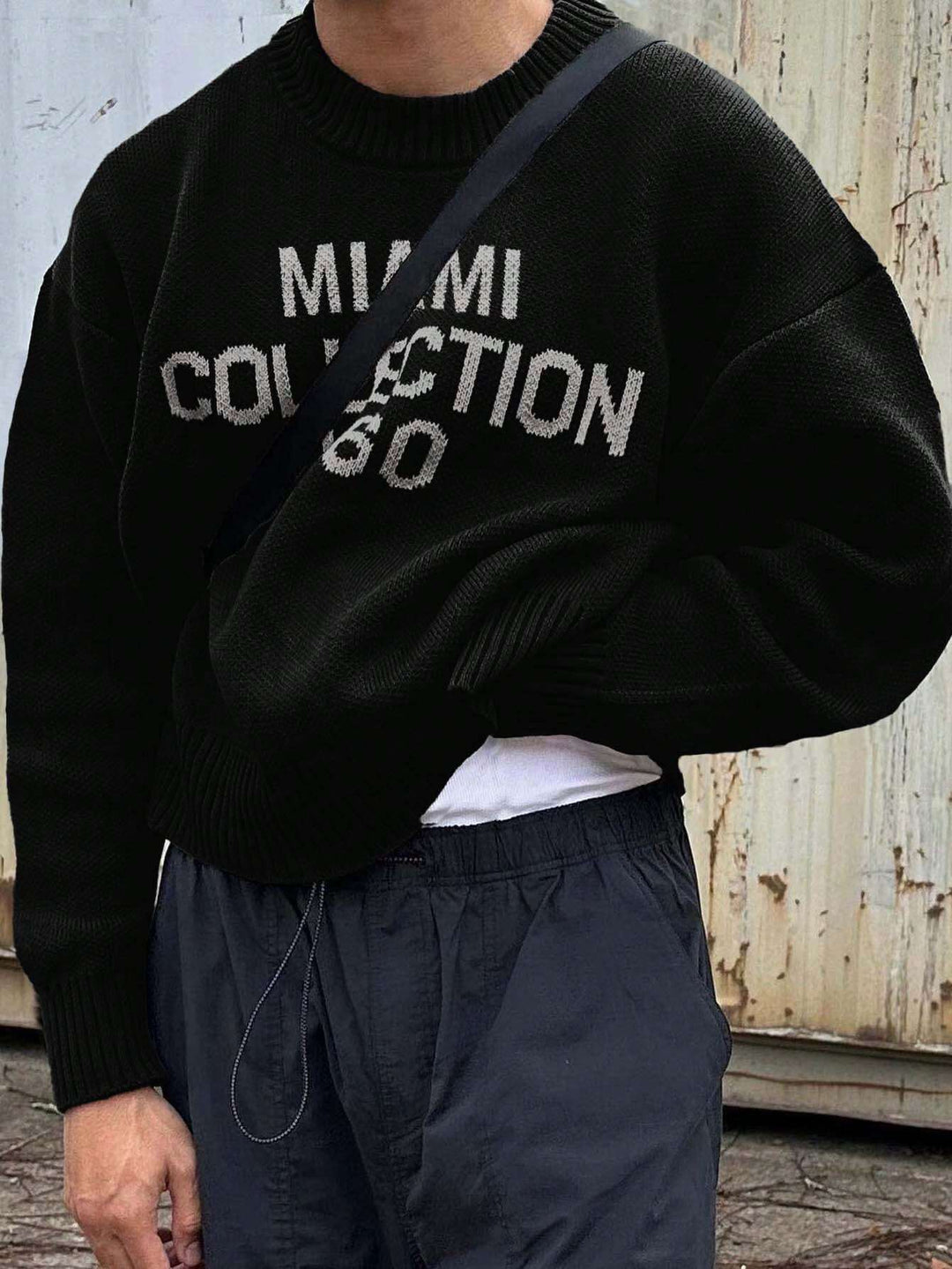 Man draagt oversized streetstyle trui met ronde hals. Trendy herenmode voor een casual en comfortabele herfstlook.