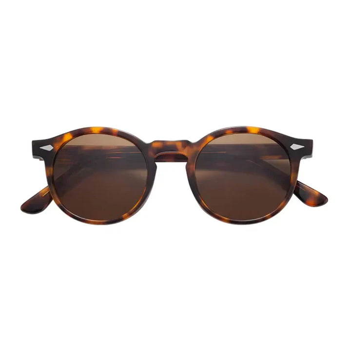 Persoon draagt een stijlvolle unisex zonnebril, genietend van de zon met UV-bescherming.