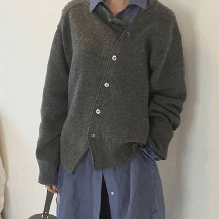 Elegant damesvest van pure kasjmier met subtiele knopen, een must-have voor luxe wintermode.