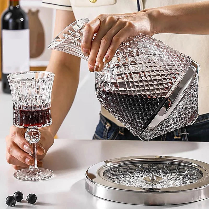 Verfijnde wijndecanteerder van kristal, draait elegant voor optimale beluchting van wijn en whisky.