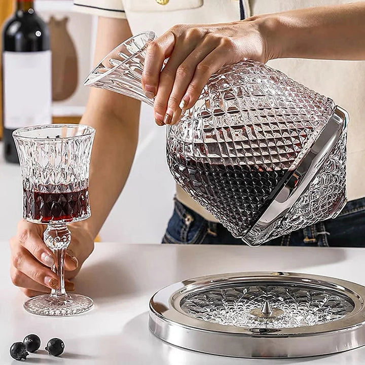 Verfijnde wijndecanteerder van kristal, draait elegant voor optimale beluchting van wijn en whisky.