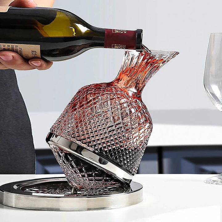 Exclusieve kristallen whisky karaf, draaiend design. Een luxe cadeau of verfijnde huisdecoratie.