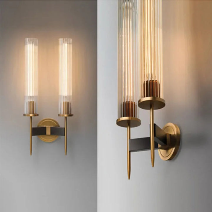 Stijlvolle design wandlamp met geribbeld glas en koper, ideaal voor moderne woonkamer verlichting.