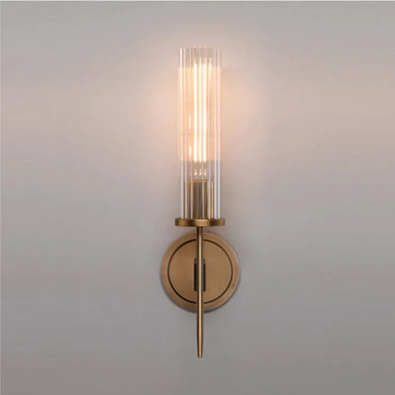 Elegante muurverlichting: moderne wandlamp met geribbeld glas en koper, perfect voor slaapkamer of hal.
