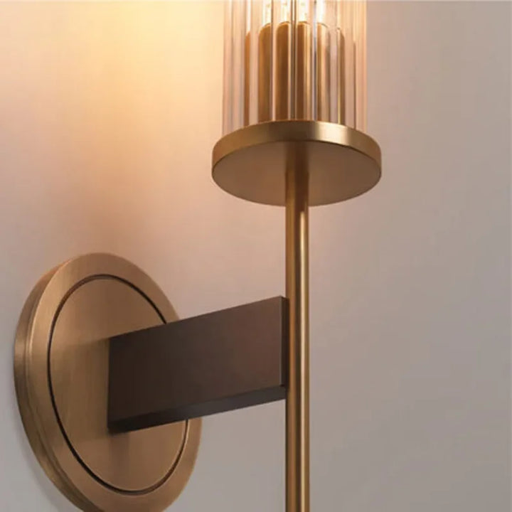 Luxe moderne wandlamp met uniek geribbeld glas en glanzend koperen frame voor een chique interieur.