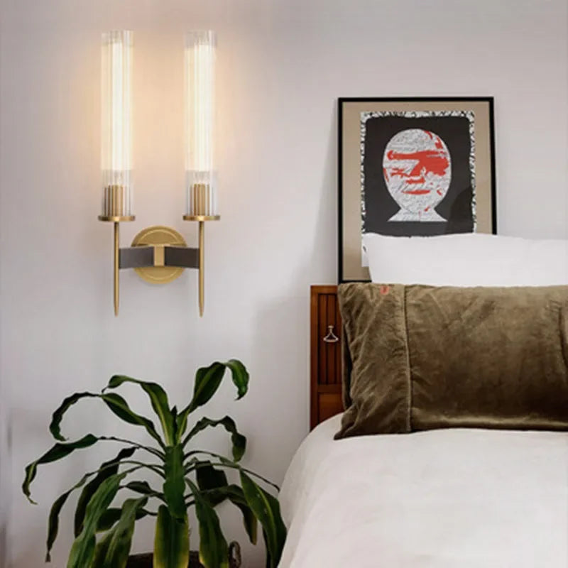 Close-up van de moderne wandlamp met gedetailleerd geribbeld glas en subtiele koperen accenten.