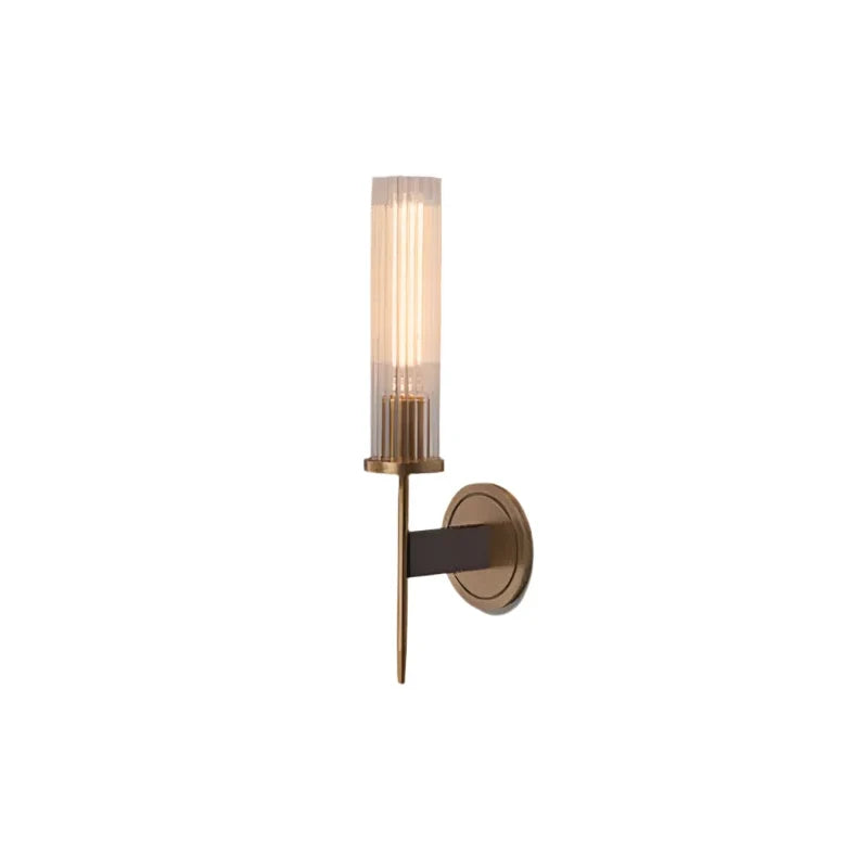 Sfeervolle wandlamp, koper en geribbeld glas, creëert een warme en uitnodigende gloed in elke kamer.
