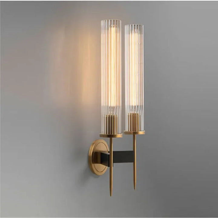 Moderne wandlamp met geribbeld glas en koperen accent voor sfeervolle interieurverlichting.