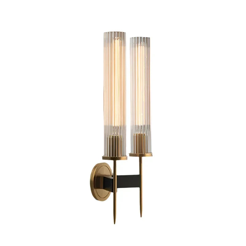 Design muurlamp met modern geribbeld glas en koperen details, perfect voor een trendy interieur.