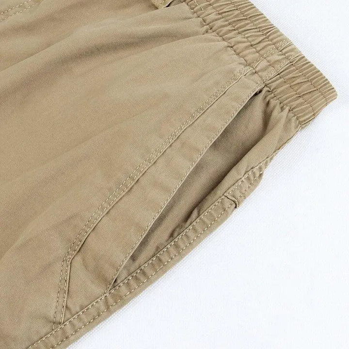 Close-up van de stof van een heren wijde katoen linnen pantalon, toont textuur en detail.