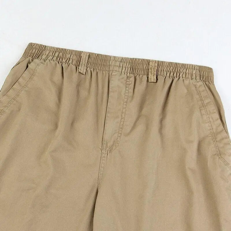 Stijlvolle heren wijde linnen katoen pantalon, casual gedragen met een lichte trui.