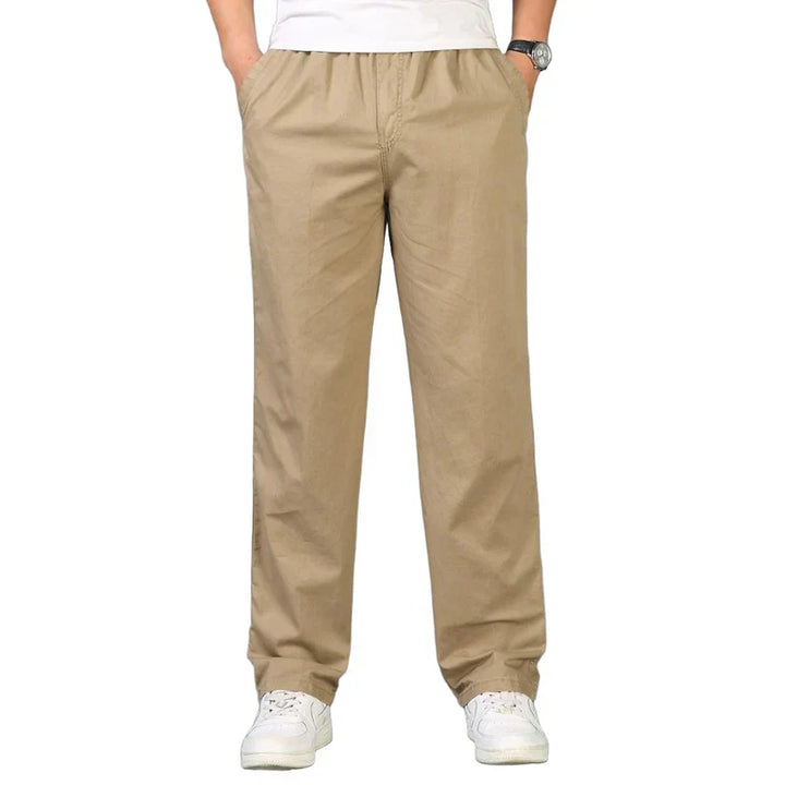 Man draagt comfortabele wijde katoen linnen pantalon voor heren, ideaal voor een zomerse look.