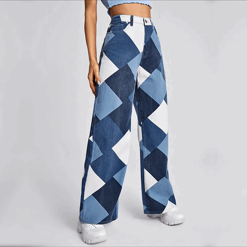 Vrouw draagt blauwe dames baggy jeans met rits; de comfortabele, losse pasvorm is perfect voor dagelijks gebruik.