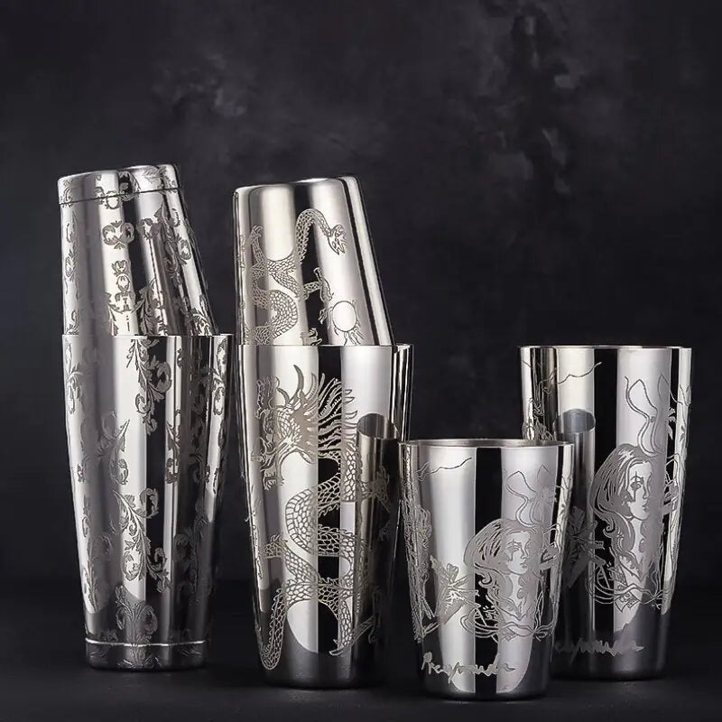 Deze professionele gegraveerde RVS cocktailshaker is een stijlvolle toevoeging aan elke moderne bar.