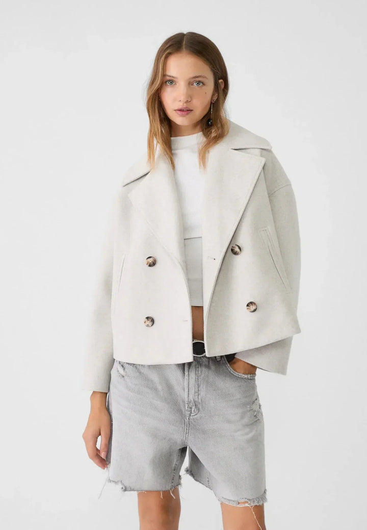 Elegante dames korte jas Clara met dubbele knopenrij, ideaal voor herfst en voorjaar.