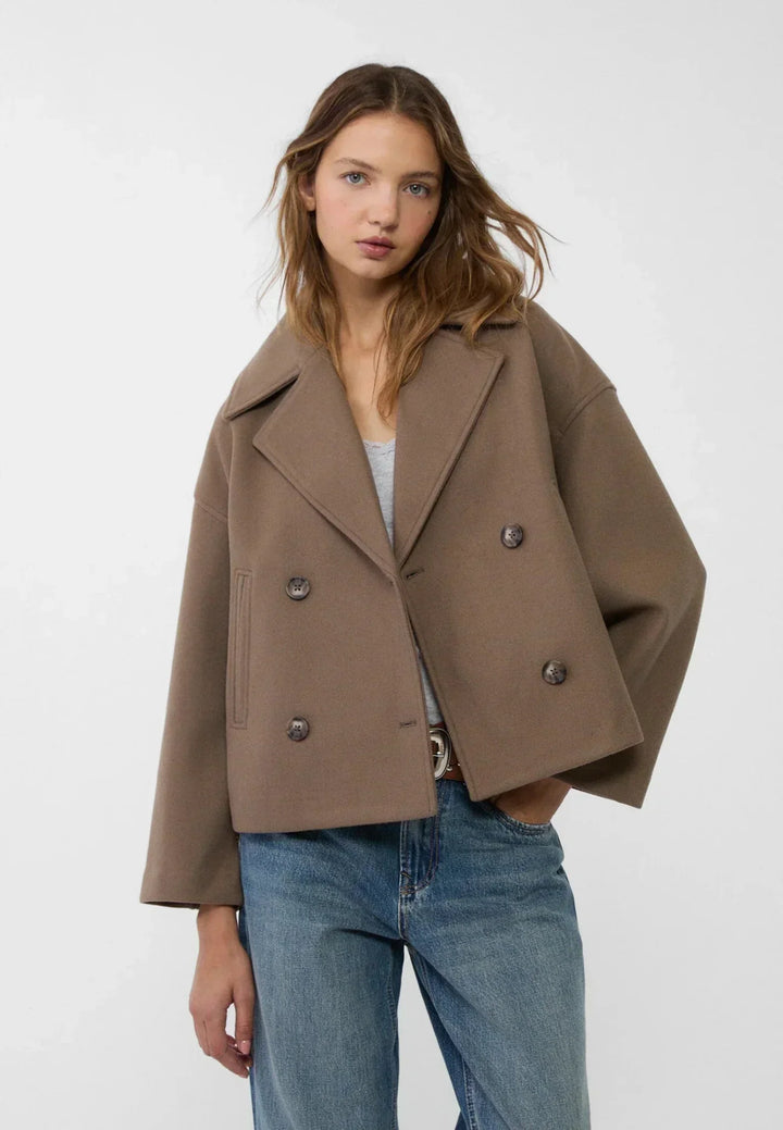 Chique dames bovenkleding: korte jas Clara, dubbele rij knopen, stijlvol en warm.