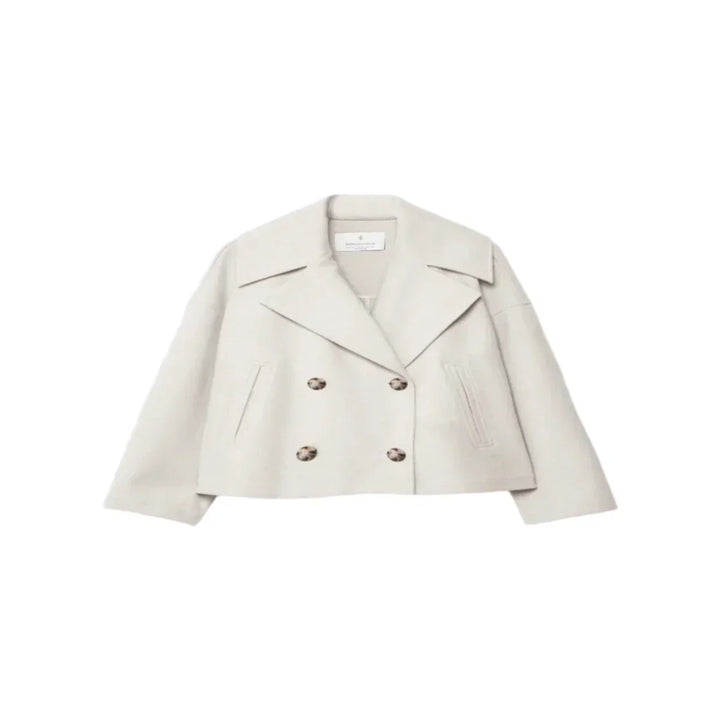 Tijdloze elegantie: dames korte jas Clara met dubbelknopen, perfect voor de moderne vrouw.