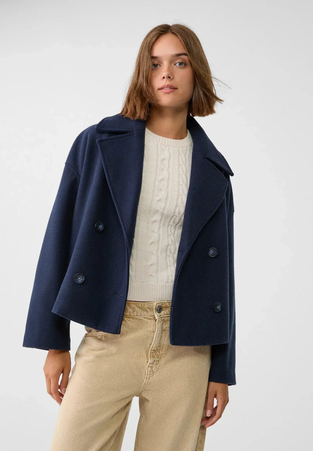 Elegante damesjas Clara, korte lengte, met opvallende dubbelknopen, voor een stijlvolle look.