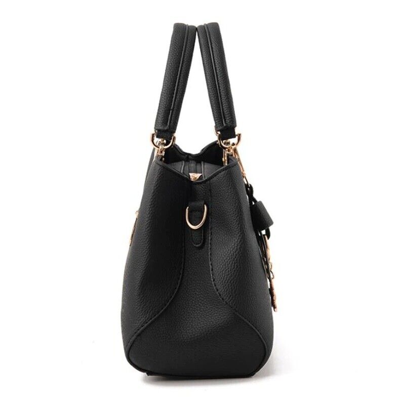 Voorkant van een zwarte dames crossbody tas met strik, compact en chique design van kunstleer.