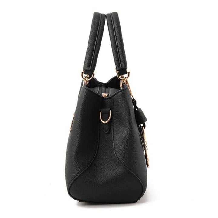 Voorkant van een zwarte dames crossbody tas met strik, compact en chique design van kunstleer.