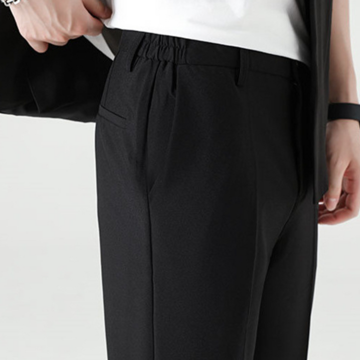 De perfecte pasvorm van de stijlvolle zwarte heren pantalon uit de smart casual set.