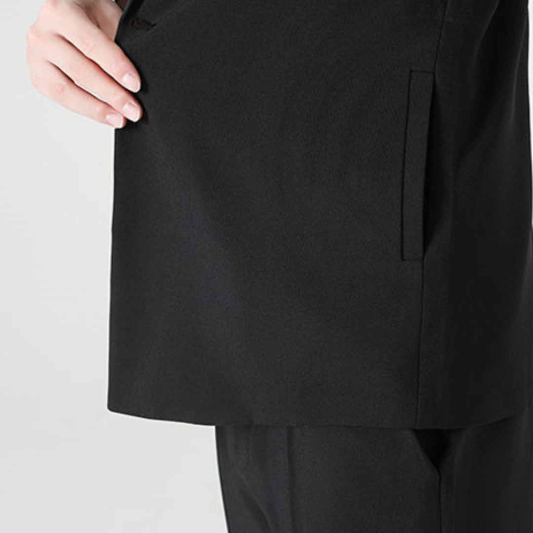 Trendy zwarte tweedelige heren outfit met jas en pantalon; een moderne casual set.