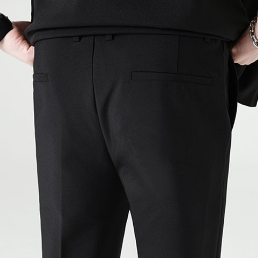 Man draagt complete grijze tweedelige heren smart casual set; veelzijdige outfit voor elke gelegenheid.