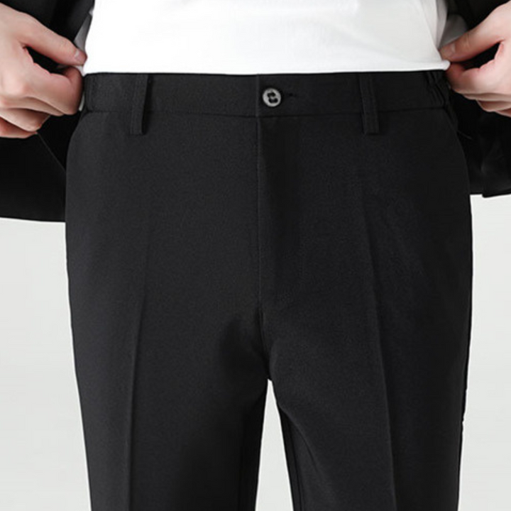 Close-up van de stof van de grijze tweedelige heren casual set; detail van de hoogwaardige kwaliteit.