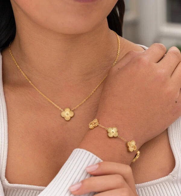 Dames klaver sieradenset met ketting, armband en oorbellen in elegant witgoud. Tijdloos accessoire.