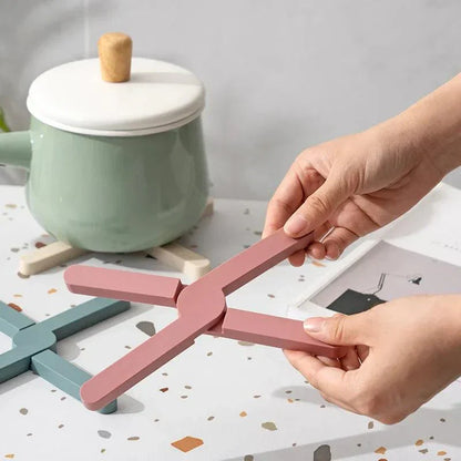 "Siliconen warmtebestendige pad, vouwbaar en antislip, beschermt tafels tegen hitte, compact en duurzaam, blauwe kleur."