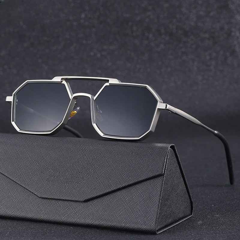 Elegante zwarte unisex zonnebril met zilveren/gouden accenten en UV400 filter voor optimale oogbescherming.