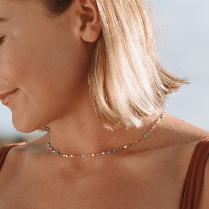 Stijlvolle gouden regenboog choker ketting, hypoallergeen en een must-have voor dames.