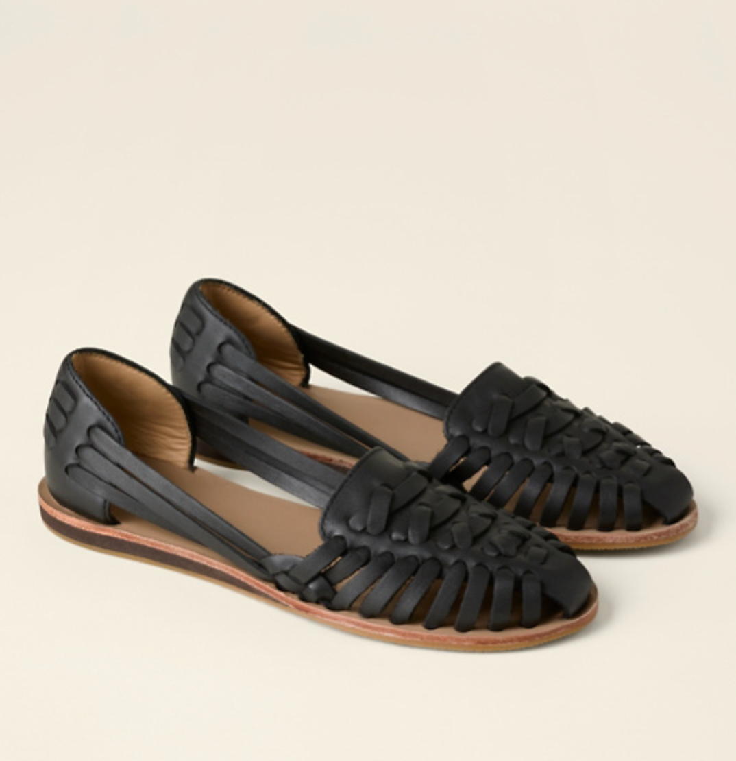 Bruine geweven dames loafers met spitse neus. Elegante instappers voor dagelijks comfort en stijl.