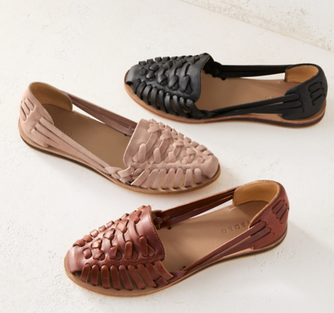 Comfortabele geweven dames instappers met spitse neus. Platte zomerschoenen, perfect voor een modieuze look.