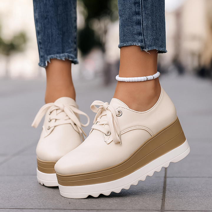 Stijlvolle dames platform veterschoenen met hak, perfect voor comfortabele casual outfits en damesmode.