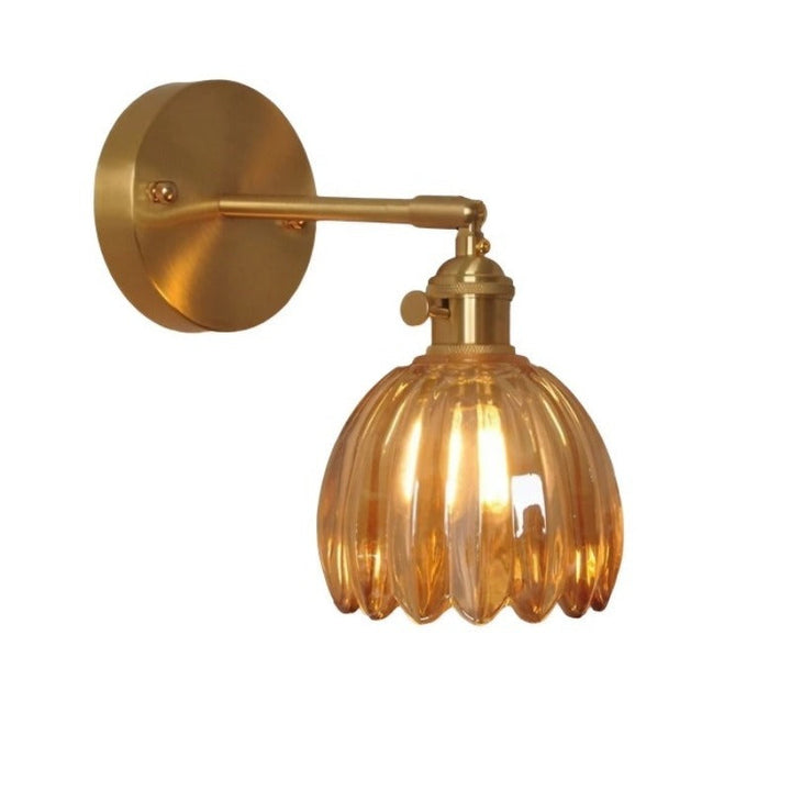 Wandlamp tulp: retro glazen kap met verfijnd design, voor een warme interieursfeer.