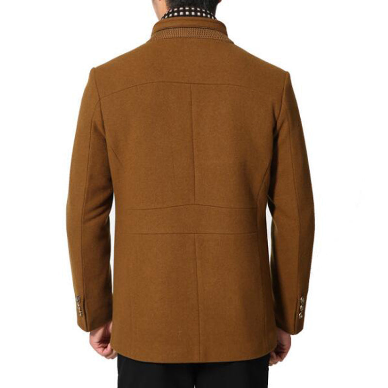 Stijlvolle bruine heren overjas met afneembare sjaal. Elegante slim fit jas voor herfst en winter.