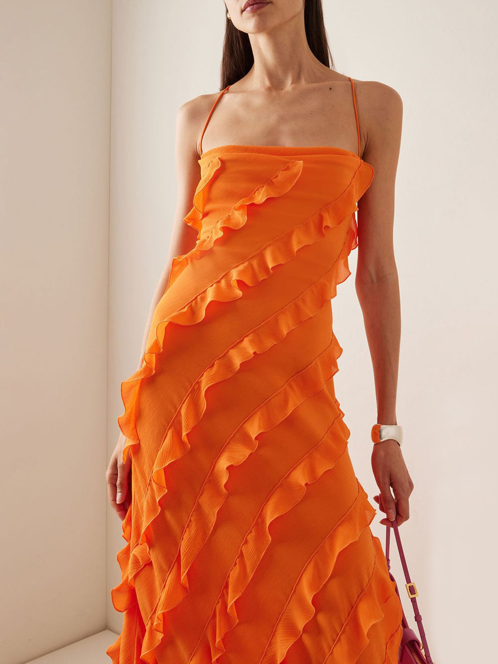 Dames tangojurk in oranje met dynamische ruches en sexy split, een stijlvolle zomer- of dansjurk.