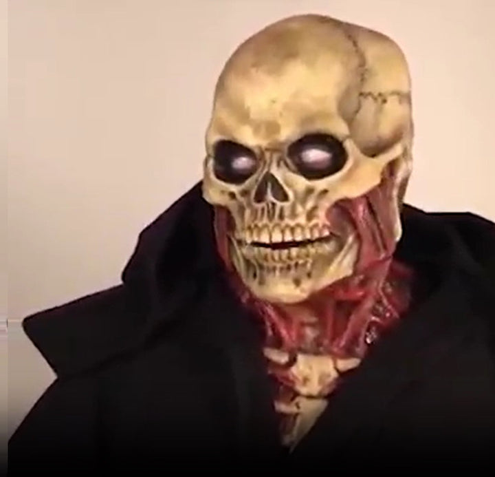 Gedetailleerd latex doodskop masker, creëert een angstaanjagende look voor elk Halloween kostuum.